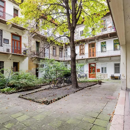 Walk To Opera & Basilica - Live Like A Local Budapešť