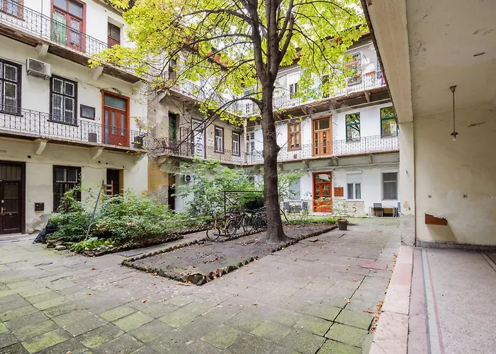 Walk To Opera & Basilica - Live Like A Local Budapest