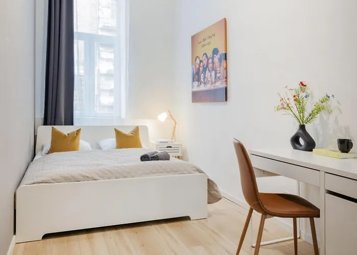 Walk To Opera & Basilica - Live Like A Local شقة